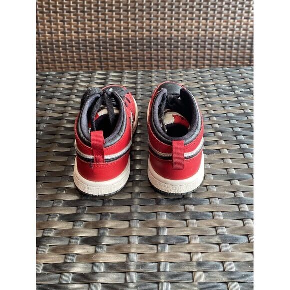 Nike  Air Jordan mids 1 kids size 10C - Picture 5 of 5